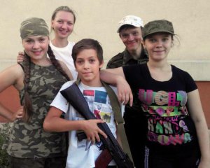 На окупованому Донбасі дітей вчать воювати і ненавидіти Україну