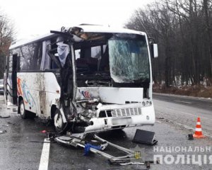Автобус с пассажирами разбился о грузовик