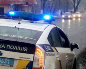 Невідомі в масках обстріляли чоловіка в авто