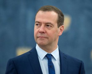 Медведев посетовал на убийственные санкции против России
