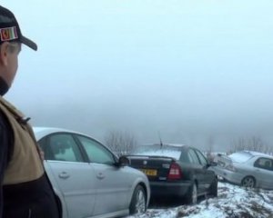 Авто на євробляхах масово залишають у словацькому селі