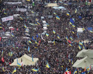 До майдана Независимости стягиваются люди со всей Украины