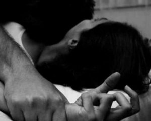 Ехала к родителям: 50-летний мужчина подобрал и изнасиловал 16-летнюю девушку