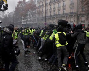Протесты в Париже: для разгона &quot;желтых жилетов&quot; задействовали 8 тысяч полицейских