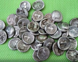 Знайшли давні монети, які принесли в жертву богам