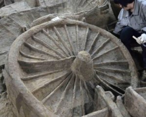 Археологи показали древнюю позолоченную колесницу, которую откопали на кладбище