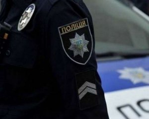 Поліцейському вистрілили в обличчя