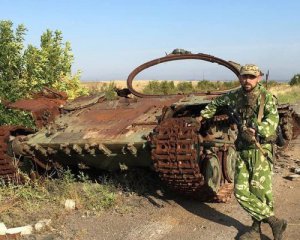 Фотографировался на фоне сожженного танка ВСУ: ликвидировали террориста