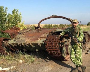 Фотографувався на тлі спаленого танка ЗСУ: ліквідували терориста