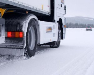 В нескольких областях Украины ограничили движение грузовиков
