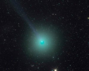 К Земле летит изумрудная комета