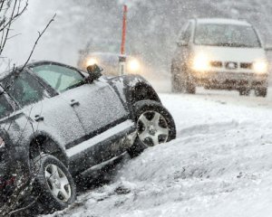 Зима пришла: как автомобили попадают в аварии, потеряв управление
