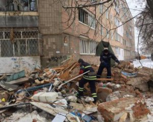 Взрыв в Фастове: обломки 5-этажки разбили двери соседних домов