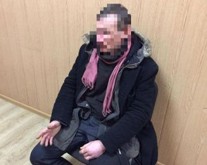 Мстил за бездействие: известно, кто разбил окна в киевской мэрии