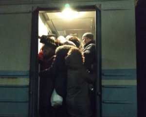 Рвали стоп-кран і трощили салон: на депутата напали в потязі