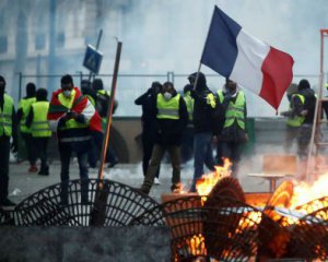 &quot;Желтые жилеты&quot; вновь протестуют во Франции: 37 людей задержали