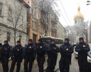 Вблизи Софии Киевской задержали двух человек с оружием