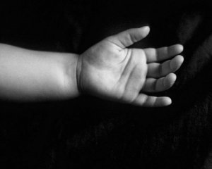 Померло немовля, батьки якого не звернулись до лікарів