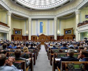 Буллинг и ношение военной формы: в Раде стартовала последняя рабочая неделя