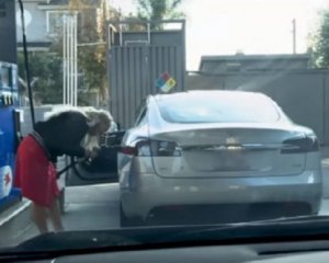 Блондинка на электромобиле подорвала сеть: курьезное видео