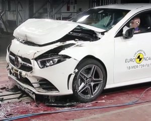 Як розбиваються найбезпечніші автомобілі