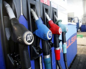 Бензин рекордно подешевшав: ціни на 19 грудня