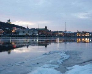 Біля столичного мосту Метро людина впала в крижану воду