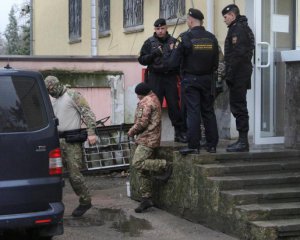 До полонених українських моряків намагається пробитись Червоний Хрест