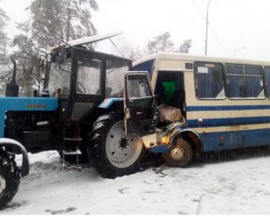 Под Киевом &quot;маршрутка&quot; врезалась в трактор - есть пострадавшие