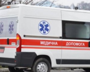 Машина "швидкої" збила матір з дитиною