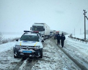 Назвали регіони, де через негоду ускладнено рух транспорту