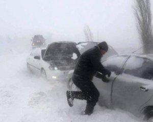 На кордоні двох областей застрягли сотні автомобілів