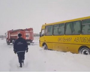 Школьный автобус с 30 детьми застрял в сугробе