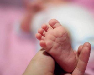 У під'їзді знайшли новонароджену дитину