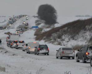 Сніжний колапс: що робити водіям, які потрапили в замет