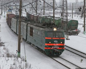 Стояла на пути - грузовой поезд сбил женщину