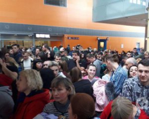 10 годин очікування: у &quot;Борисполі&quot; застряли десятки пасажирів із дітьми