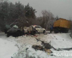 На трасі сталося моторошне зіткнення легковика і вантажівки