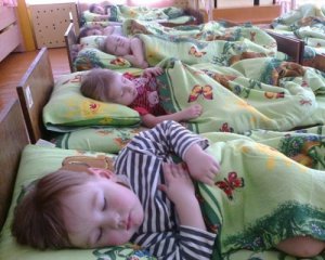 У дитсадку вихователька крала ювелірні вироби у сплячих дітей