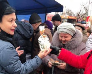 В агітаційному наметі Тимошенко роздавали пакети із солодощами