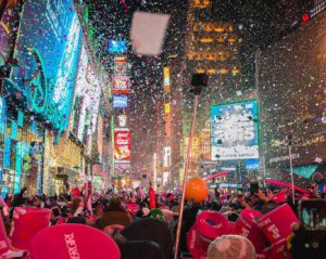В Нью-Йорке в новогоднюю ночь поднимают хрустальный шар