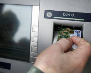 В Украине разрешили обмен валют в банкоматах и терминалах