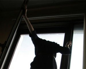Новорічне чудо: дівчина впала з п'ятого поверху і врятувалася