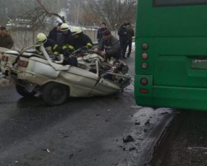 Автобус розчавив легковик із трьома пасажирами