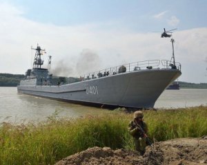 Украинский корабль провел десантирование в зимнем море