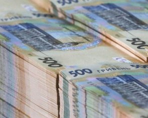 Врачи в райцентрах получают 16 тыс. грн зарплаты - политолог об самых успешных реформах прошлого года