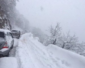 В Крыму сошла снежная лавина: десятки машин оказались заблокированными