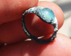 Показали античное кольцо, которое женщина забыла в бане
