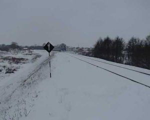 Пасажирський потяг насмерть збив жінку