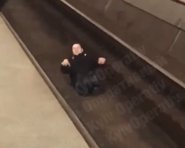 В Киеве парень прыгнул под поезд метро